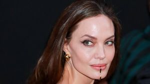 Наряд-мешок и скоба на губе: Анджелина Джоли потрясла своим видом