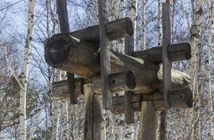 Зачем в иркутских лесах строят домики «на курьих ножках»