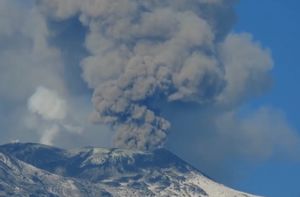Извержение вулкана Асо на юго-западе Японии попало на видео