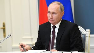 Владимир Путин заявил, что лучше сделать прививку, чем переболеть COVID-19