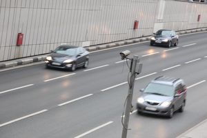 Первую камеру для выявления проезда машин между полосами установили в Москве