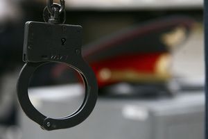 Обвиняемых во взятке двоих полицейских и их сообщника арестовали в Подмосковье