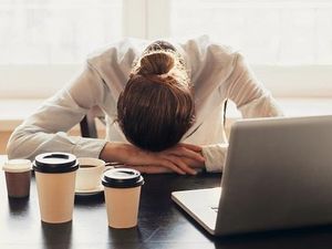 Причины усталости: от чего нужно отказаться, чтобы стать бодрее и энергичнее