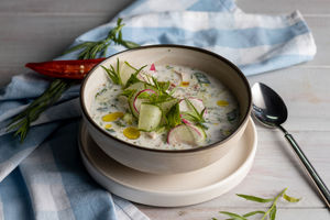 Огуречный суп с индейкой, йогуртом, мятой и чили