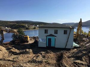 Семейная пара из Канады перевезла 100-летний дом по воде на другой берег