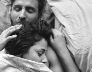 Сон обнаженными: чем он вреден для супругов