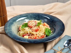 Спагетти с помидорами черри и пармезаном