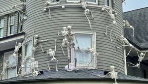 Мемно, масштабно, кошмарно: 30 примеров гениального декора от фанатов Хэллоуина