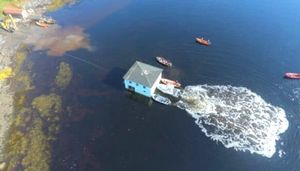 Супруги из Канады переправили дом своей мечты вплавь по озеру на самодельном плоту