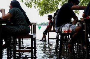 В кафе в Таиланде аншлаг из-за наводнения: все хотят обедать в волнах