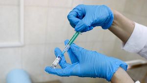 В Роспотребнадзоре заявили, что пандемию COVID-19 остановит вакцинация в нерабочие дни