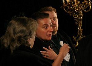 Мельникова в слезах прокомментировала смерть режиссера Рогожкина