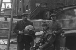 Фото дня: дайвер готовится к спуску под воду, Лондон, 1930 год