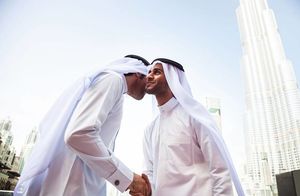Зачем мужчины с Востока при встрече целуются