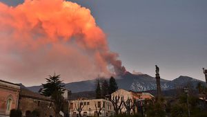 Крупнейший действующий вулкан Этна начал извергаться на Сицилии