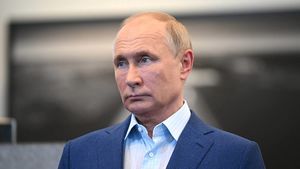 Путин наградил мужчину, который спас двух тонущих детей