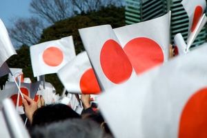 Японцы в Токио провели акцию протеста против свадьбы бывшей принцессы