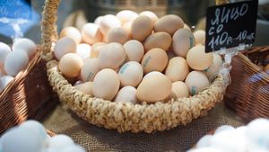 Диетолог объяснила, яйца с какой скорлупой не стоит покупать