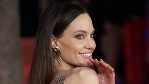 Это было ужасно: разъяренные фанаты требуют уволить стилиста Анджелины Джоли