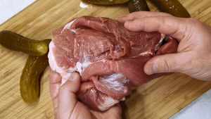 Как приготовить тонко нарезанное мясо в духовке без использования масла. Рецепт с солеными огурцами для любого гарнира