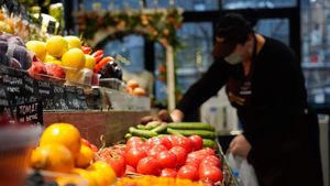 Столичные ветсанэксперты с начала осени не допустили 2,7 тонны овощей и фруктов к продаже