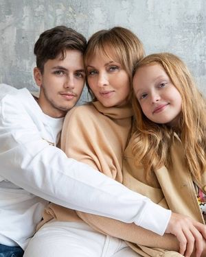 Когда успели так вырасти: Ксенофонтова опубликовала фото повзрослевших сына и дочь