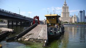 Коммунальный флот столицы собрал свыше 600 тонн мусора в водной акватории города