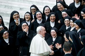 Фото дня: Папа Франциск беседует с монахинями