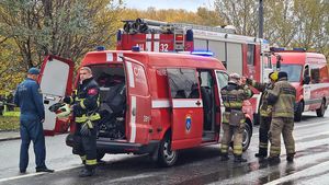 Пожар произошел в металлических гаражах на западе Москвы