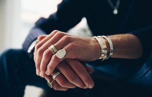 На каком пальце носить: как характеризуют мужчин кольца на разных пальцах
