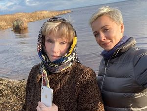 Стала восковой фигурой: Повереннова опубликовала новые фото с Алентовой