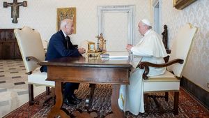 Байден подарил особую монету Папе Римскому Франциску в Ватикане