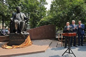 В столице отремонтируют памятник Расулу Гамзатову