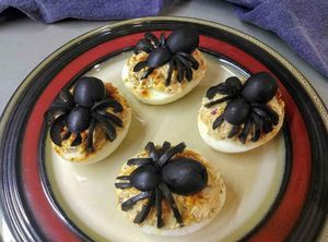 Фаршированные яйца с пауками на Хэллоуин