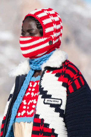 Яркие аксессуары осенне-зимнего сезона: цветные шапки, шарфы, варежки и перчатки