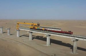 Видео: Зачем китайцы строят железную дорогу в самой большой пустыне