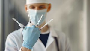 Защита и профилактика: медики рекомендуют делать прививки за две-три недели до начала роста заболеваемости