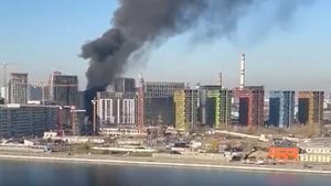 Пожар произошел в новостройке на Автозаводской улице в Москве