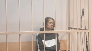 «Немножко заигралась в инстаблогера»: суд освободил девушку, снявшуюся на фоне Исаакия в трусах