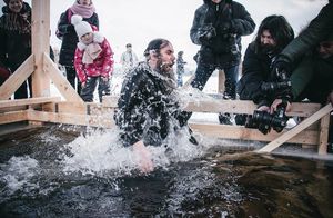 Как иностранцы относятся к крещенским купаниям, Дню России и другим русским торжествам