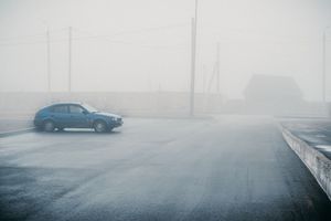 Пенсионерский стиль: названы четыре главных правила вождения в сильный туман