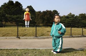Фото дня: кукла из «Игры в кальмара» в парке Сеула
