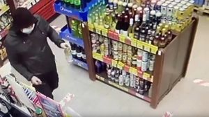 Мужчина с ножом попытался ограбить столичный магазин. Видео