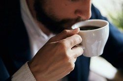Почему не следует пить кофе сразу после еды