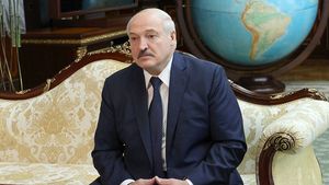 Лукашенко пожаловался, что Путин не пригласил его в Крым