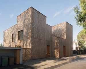 Три смежных дома с ажурным деревянным фасадом в Швейцарии