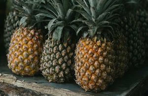 Видео: Ни овощ, ни фрукт — как выращивают и перерабатывают ананасы