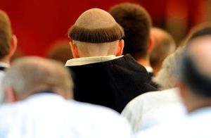 Видео: Монашеская тонзура — зачем католические священники выбривали себе макушку