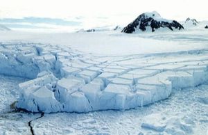 Полярные льды внезапно практически растаяли