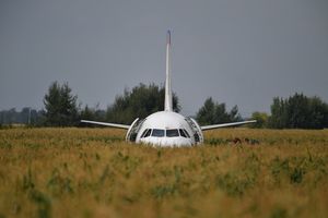 Гендиректор «Уральских авиалиний» назвал севший на кукурузном поле самолет никому не нужным